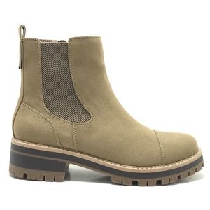 Time and True Women's Lug Chelsea Boot